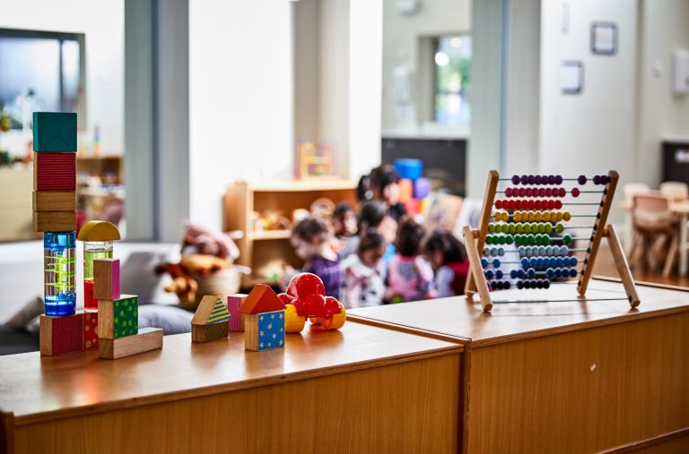 PUCV fortalece asociatividad para desarrollar investigación sobre liderazgo en educación parvularia
